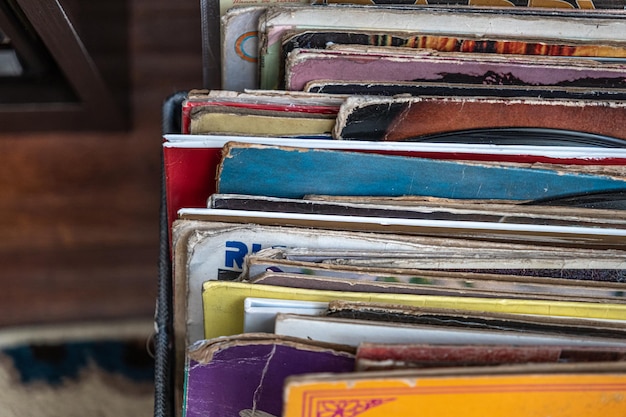 Foto uma coleção de discos de vinil em casa.