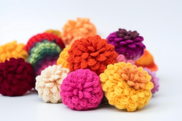 Uma coleção de pompons coloridos em um fundo branco