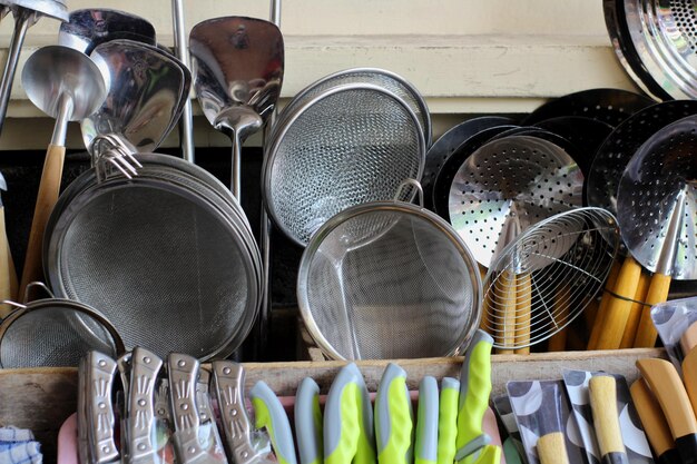 Foto uma coleção de utensílios de cozinha