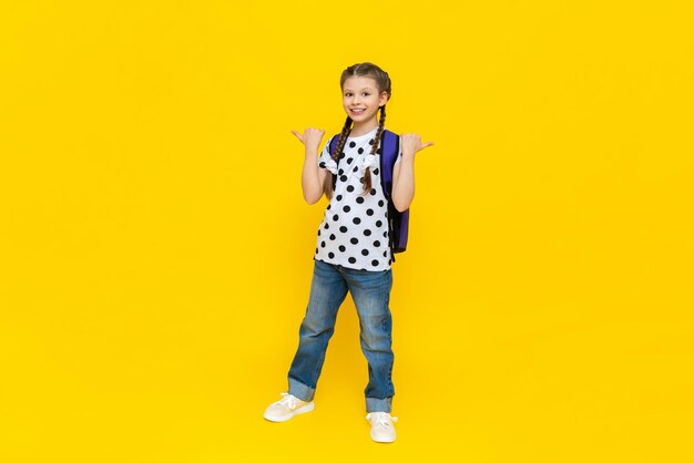 Uma colegial mostra as mãos em um anúncio uma linda colegial vai para a escola com uma pasta uma criança com livros e cadernos vai para cursos adicionais em uma língua estrangeira