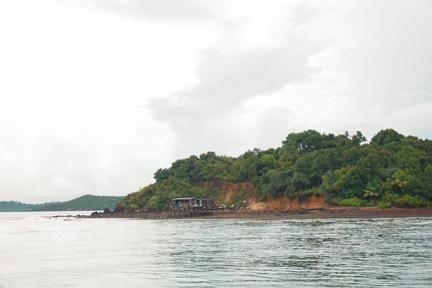 uma colina à beira de um mar largo