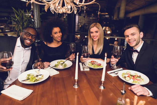 Uma companhia de jovens pediu comida em um restaurante.