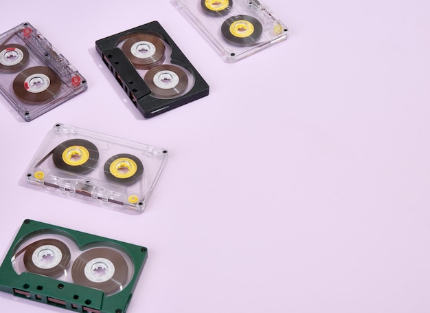 Uma composição de cassetes de áudio retrô em um fundo roxo Copiar espaço para texto