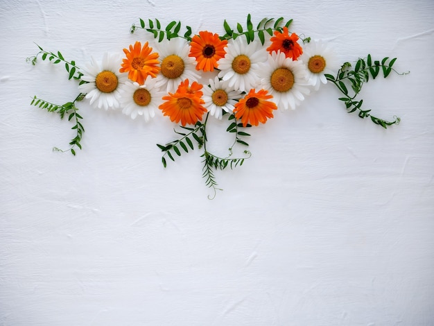 Uma composição de flores sobre um fundo claro de madeira