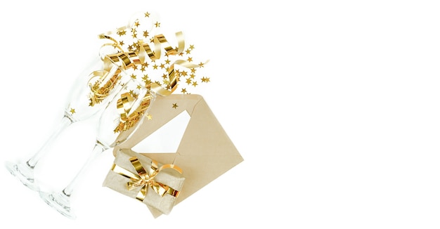Uma composição de óculos um presente uma carta com uma decoração de Natal Vista superior