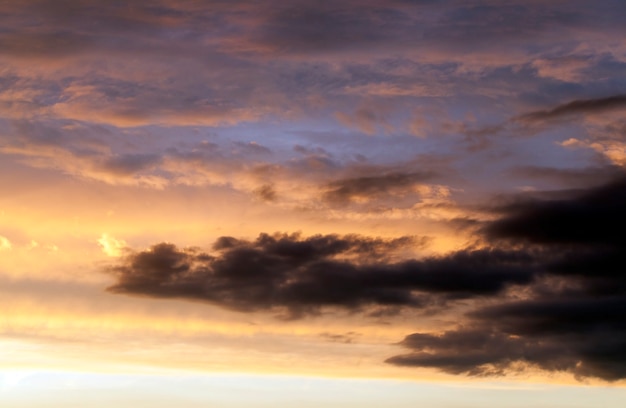 Uma cor fotografada em tons quentes do céu durante o pôr do sol