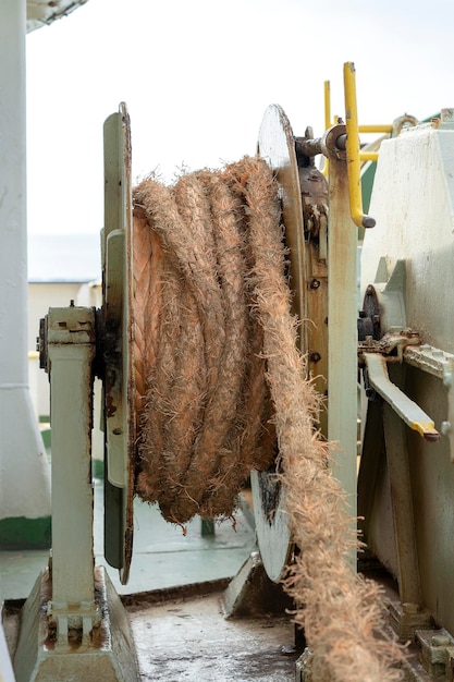 Uma corda grossa é enrolada em um tambor no convés de um ferry boat Tailândia Closeup