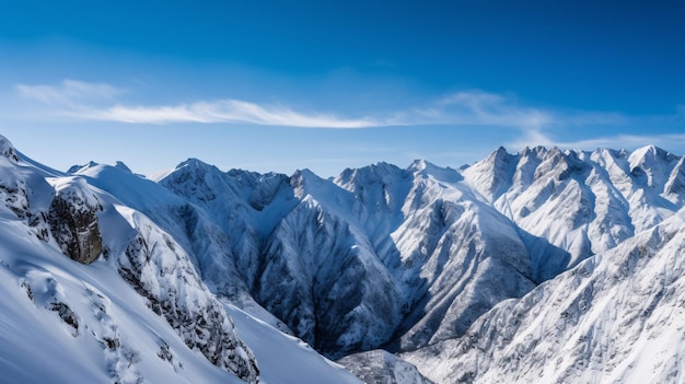 Uma cordilheira com neve no topo e um céu azul ao fundo.