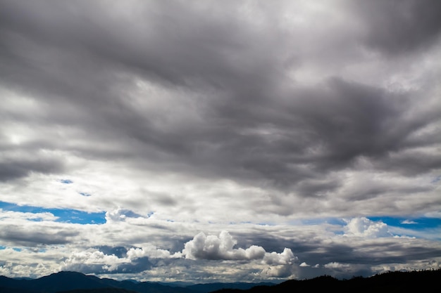 Uma cordilheira é vista com um céu nublado ao fundo.