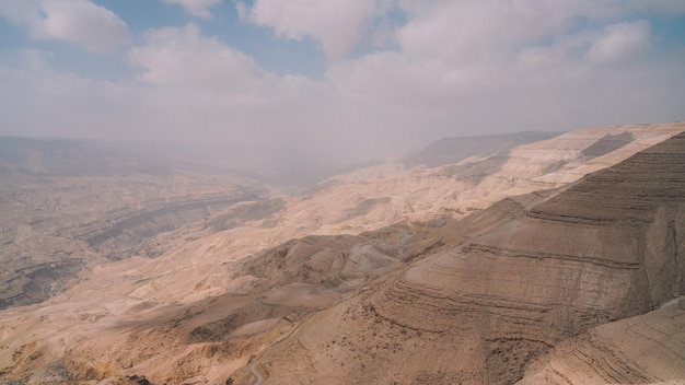 Uma cordilheira no deserto com céu azul e nuvens