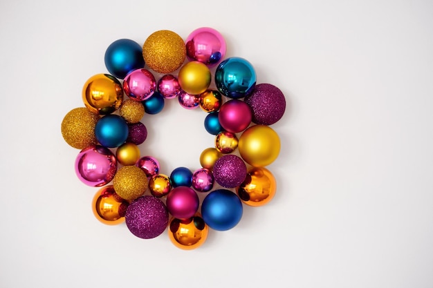 Uma coroa de bolas de vidro de Natal multicoloridas