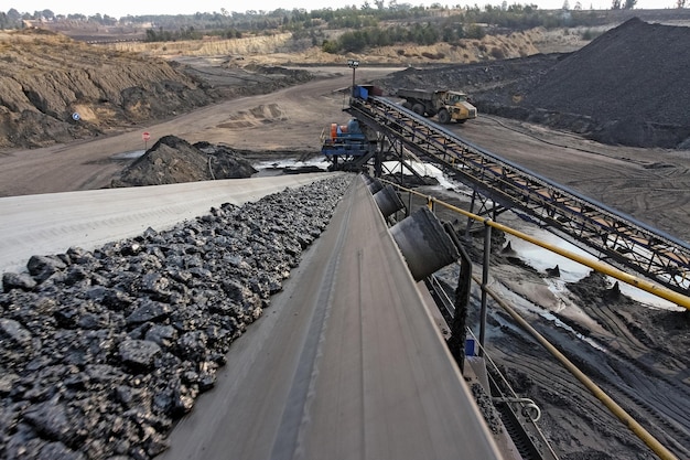 Foto uma correia transportadora para o processamento de minério de carvão