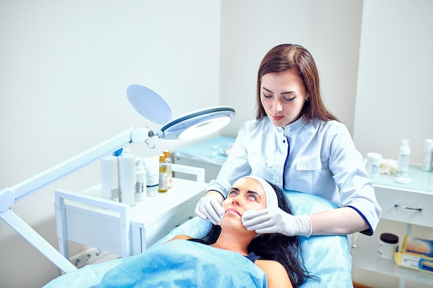 Uma cosmetologista trabalhando no hospital