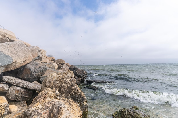 Foto uma costa rochosa com o mar e o céu ao fundo