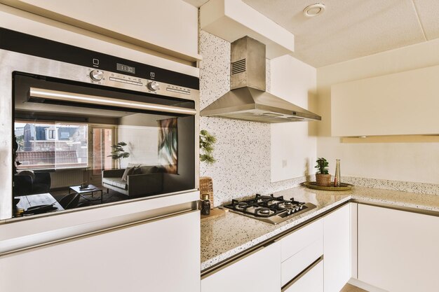Uma cozinha com armários brancos e um fogão com forno