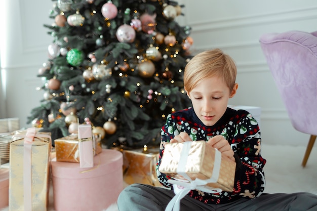 Uma criança abre um presente de natal