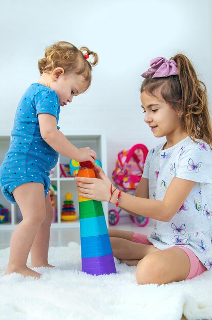 Foto uma criança brinca com brinquedos na sala de jogos foco seletivo