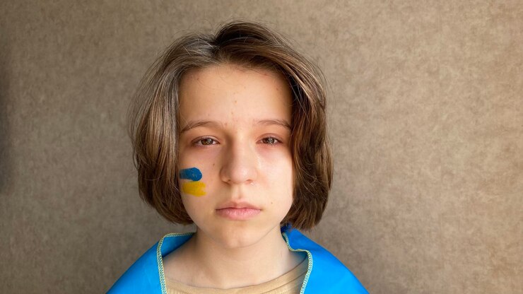 Foto uma criança com a bandeira da ucrânia está chorando tristeza saudade esperança lágrimas infantis da guerra