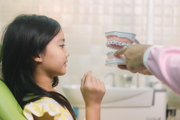 Uma criança com aparelho nos dentes