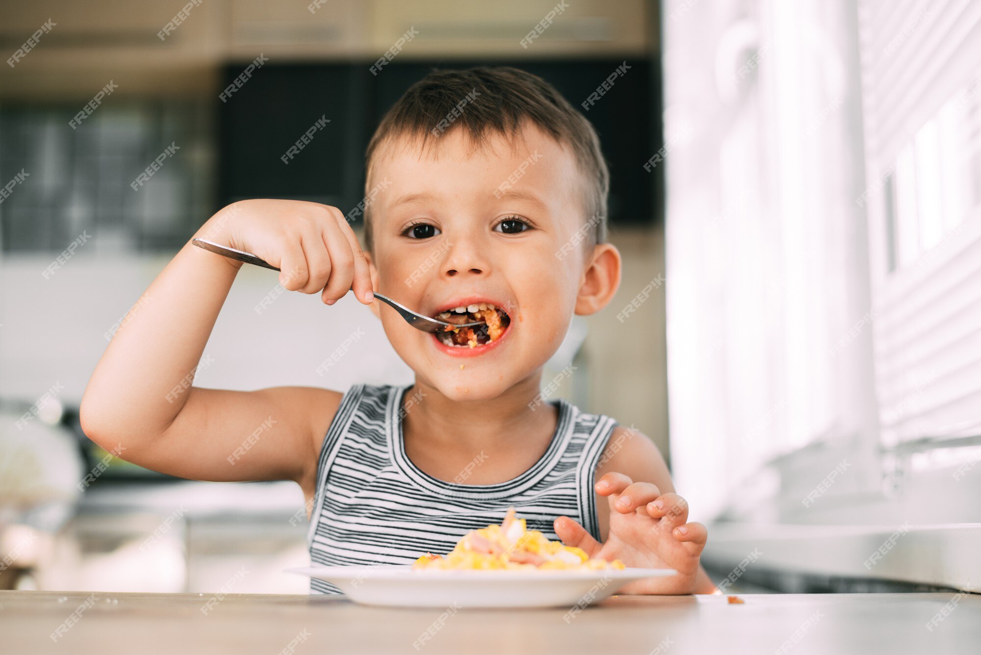 Pegando Um Pedaço De Omelete Espanhol Com Um Garfo. Foto de Stock