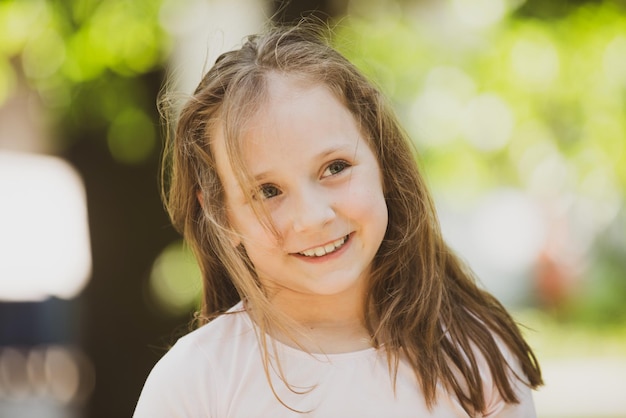 Uma criança curta um passeio no parque, um bebê adorável, se divertindo em direção à aventura, só a diversão está em minha mente