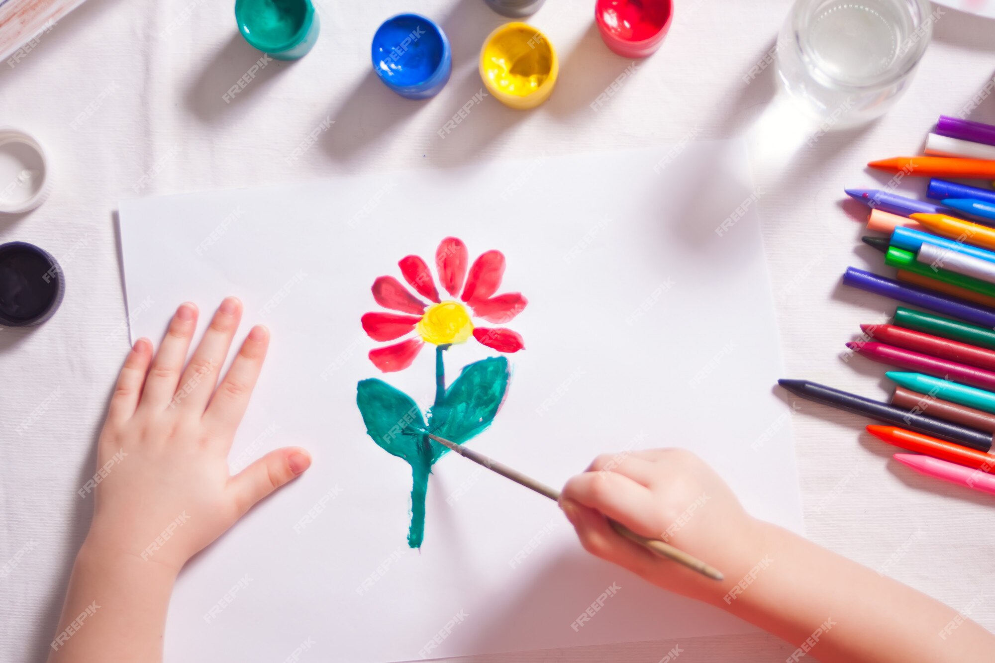 Pintura Infantil Em Papel Com Tintas Coloridas Na Escola Imagem de Stock -  Imagem de idade, vazio: 232278159