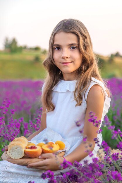 Uma criança em um campo de lavanda. Foco seletivo. Natureza.