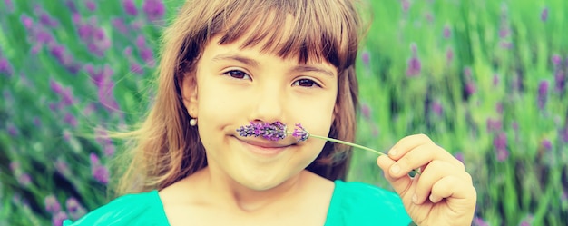 Foto uma criança em um campo de lavanda.