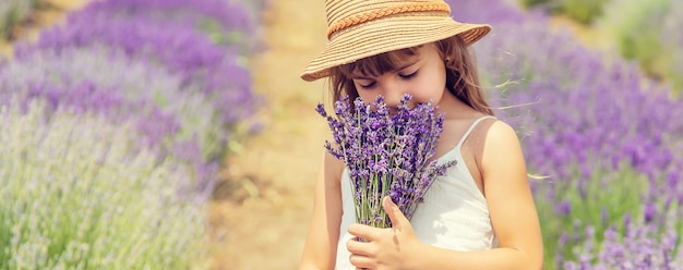 Uma criança em um campo de lavanda.