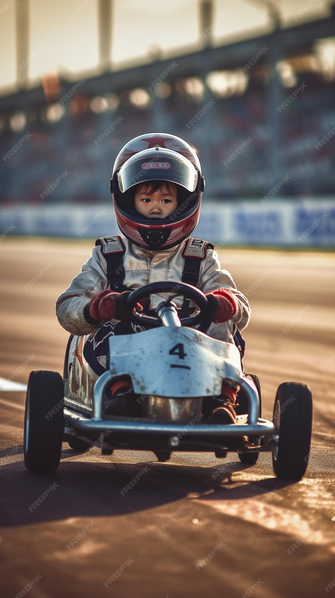 Uma criança em um carro de corrida com o número 3 na frente