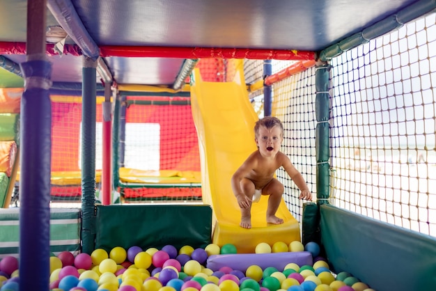 Sala De Jogos Para Crianças Com Bolas Coloridas E Uma Lâmina De Plástico .  Pequeno Planeta 360 Foto de Stock - Imagem de divertimento, panorâmica:  177543382