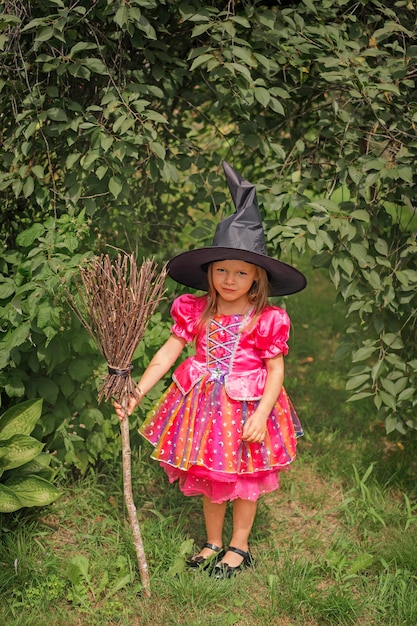 Uma criança esperando o feriado de Halloween