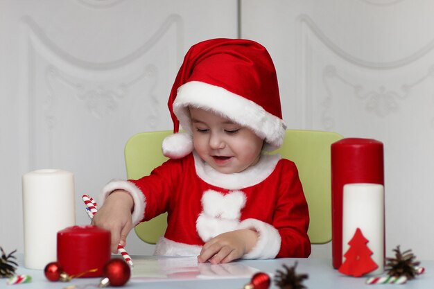 Uma criança está escrevendo uma carta para o Papai Noel