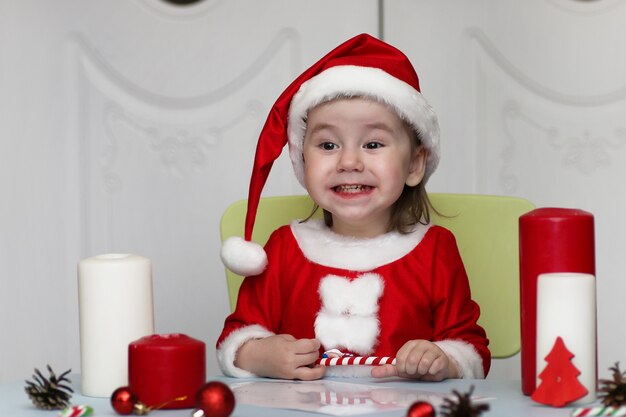 Uma criança está escrevendo uma carta para o papai noel