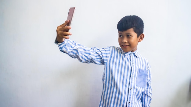 Uma criança está tirando selfies
