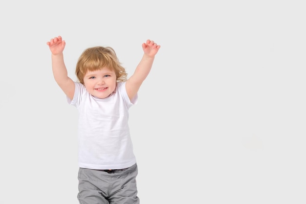 Uma criança pequena levanta as mãos e ri espaço de cópia de fundo branco