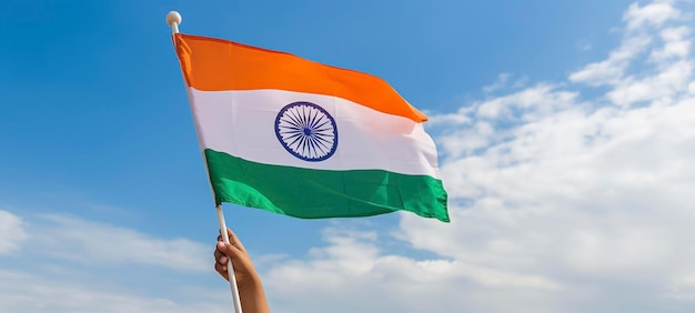 Uma criança segurando a bandeira indiana A IA generativa do Dia da Independência da Índia