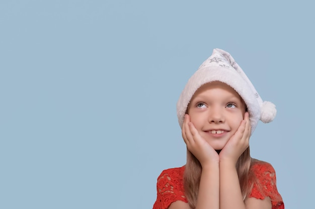 Uma criança sorridente com um chapéu de Natal Feriados e eventos Copie o espaço