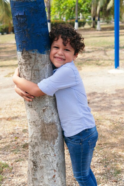 Uma criança sorridente está brincando no parque.