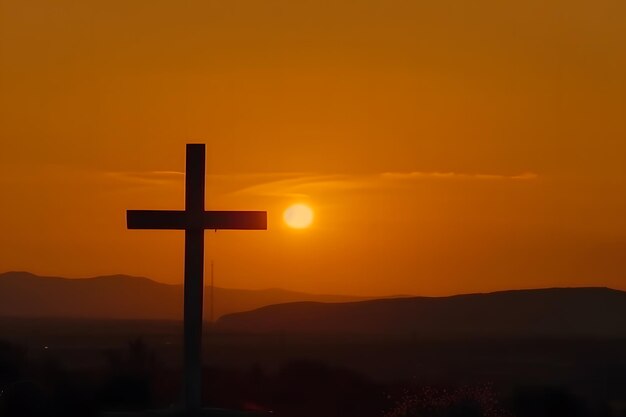 Uma cruz com o sol se pondo atrás dela