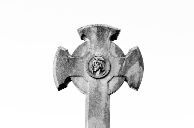 Foto uma cruz com um rosto está em forma de cruz.