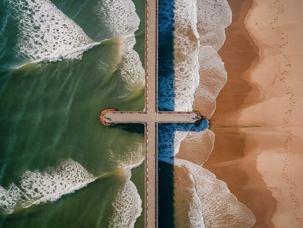 Foto uma cruz de metal está na frente de um corpo de água