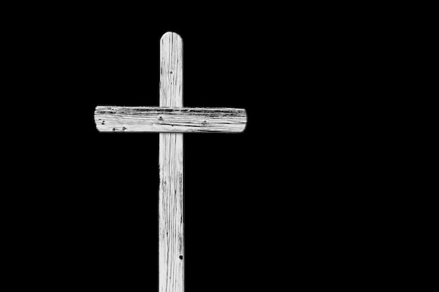 Uma cruz de Páscoa no fundo preto