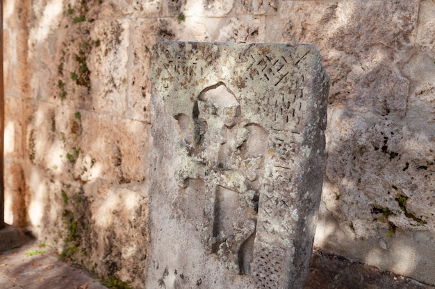 Uma cruz esculpida em uma pedra. Khachkar