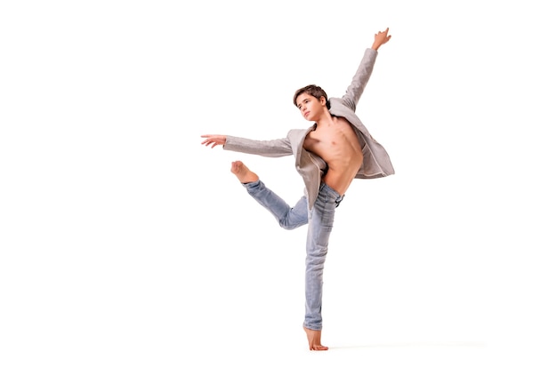 Uma dançarina de balé adolescente posa descalça, isolada em um espaço em branco.