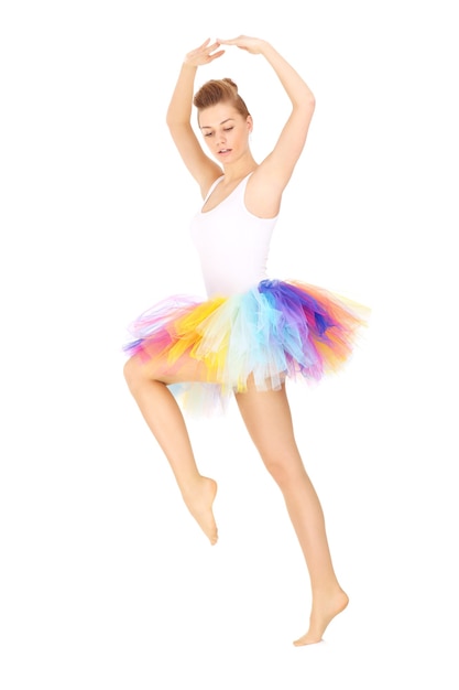 uma dançarina de balé pulando com uma saia colorida sobre um fundo branco