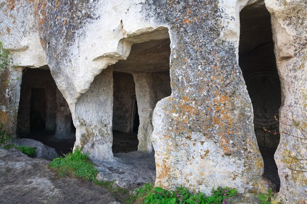 Uma das casas cavernícolas de Mangup Kale - fortaleza histórica e antigo assentamento de caverna na Crimeia (Ucrânia).