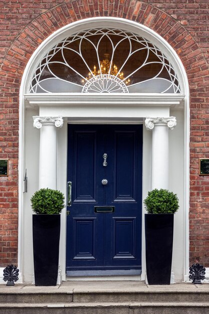 Foto uma das famosas portas de dublin dublin república da irlanda