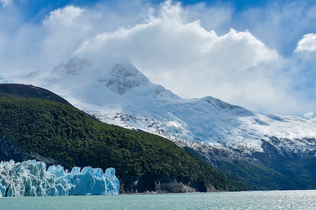 É uma das geleiras que fazem fronteira com a Argentina e o Chile.