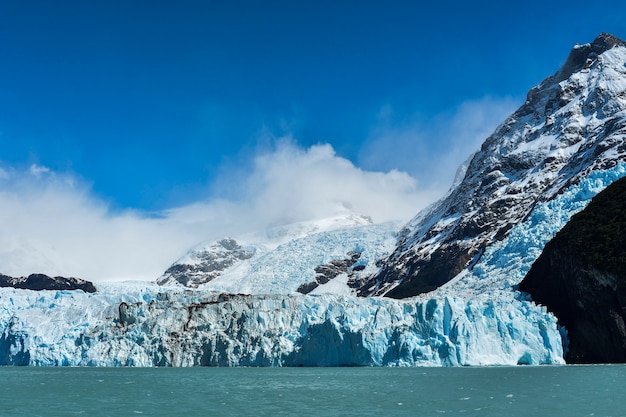 É uma das geleiras que fazem fronteira com a Argentina e o Chile.